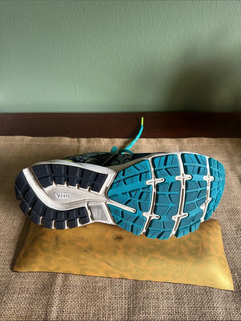 Brooks Ghost 11 Women’s Running Shoes NYC 26.2  Vibrant Comic Pop Design Size 9 - Picture 7 of 11